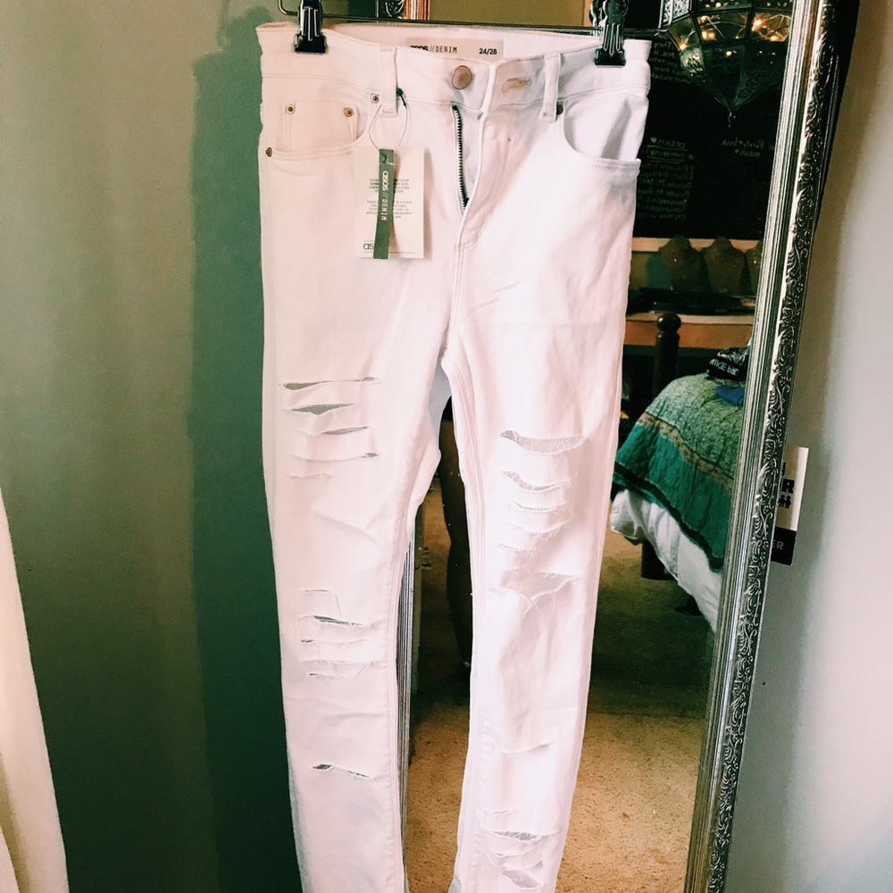 WHITE RIPPED JEANS